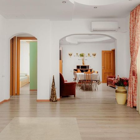 Heart Of Downtown 3 Rooms Apartment Self Check In Bucureşti Ngoại thất bức ảnh