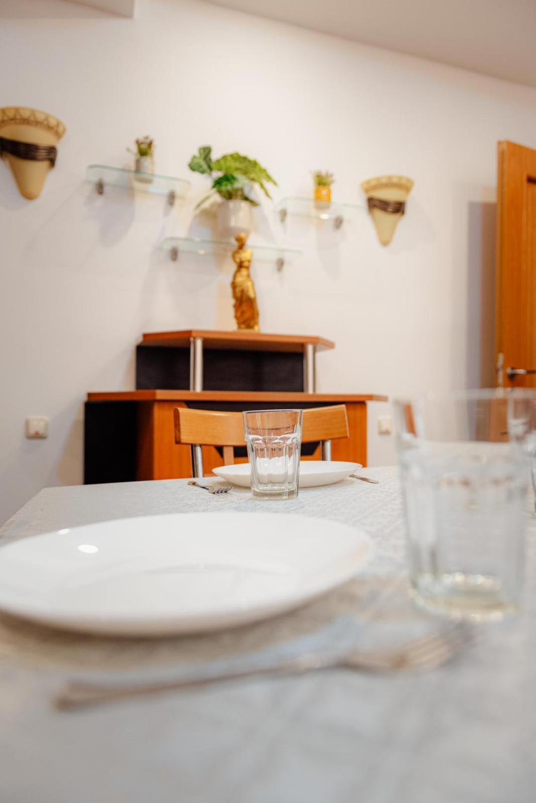 Heart Of Downtown 3 Rooms Apartment Self Check In Bucureşti Ngoại thất bức ảnh
