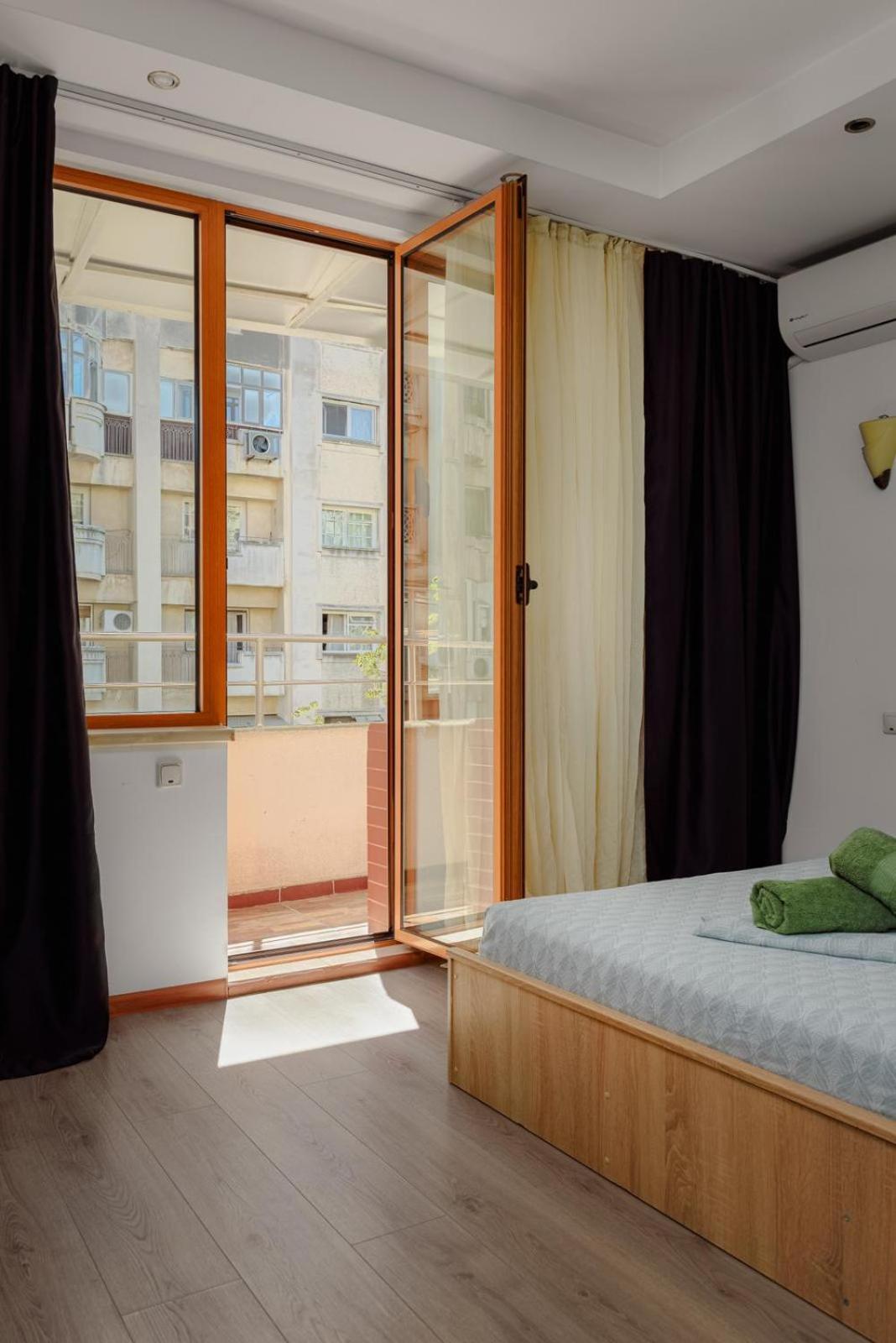 Heart Of Downtown 3 Rooms Apartment Self Check In Bucureşti Ngoại thất bức ảnh