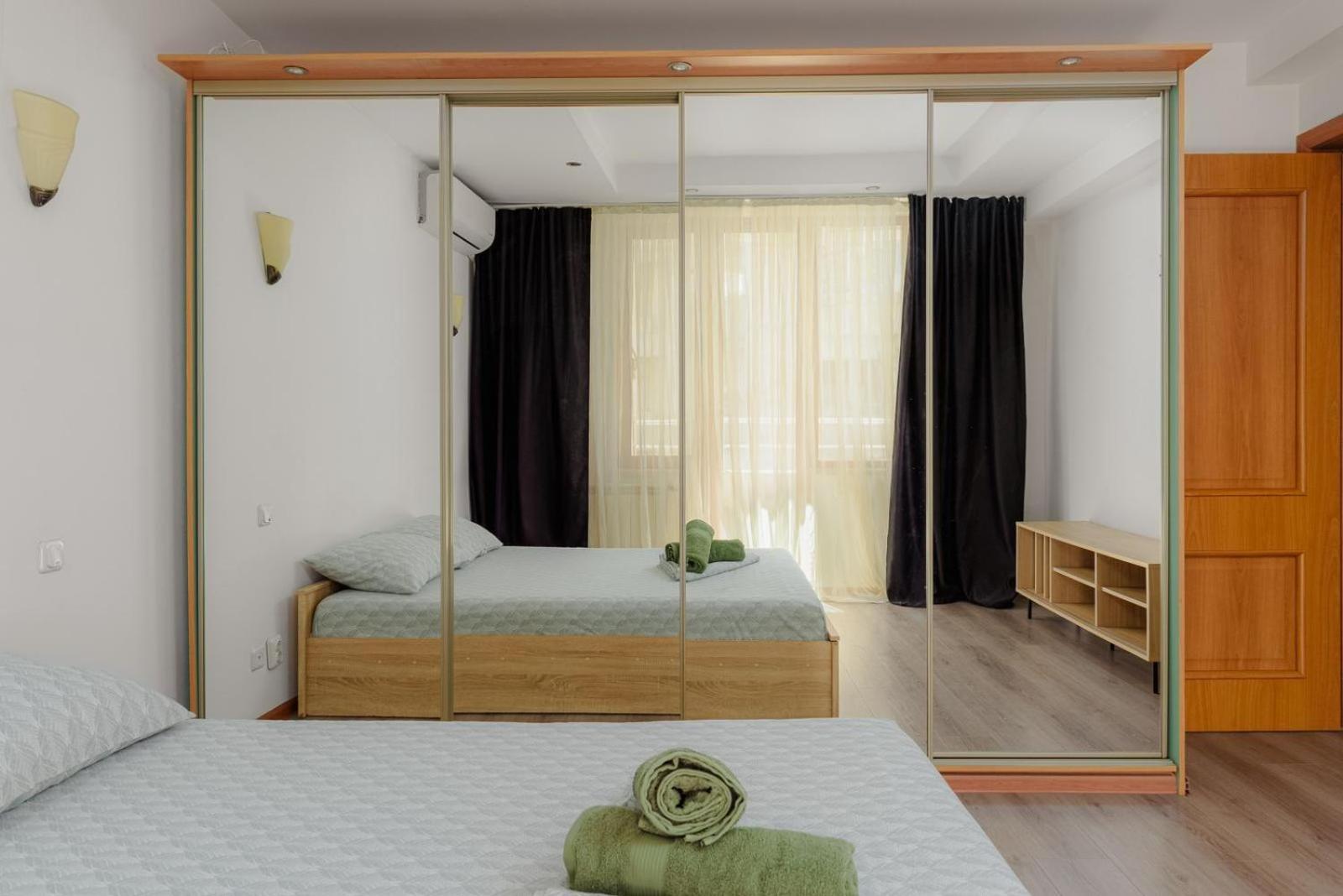 Heart Of Downtown 3 Rooms Apartment Self Check In Bucureşti Ngoại thất bức ảnh