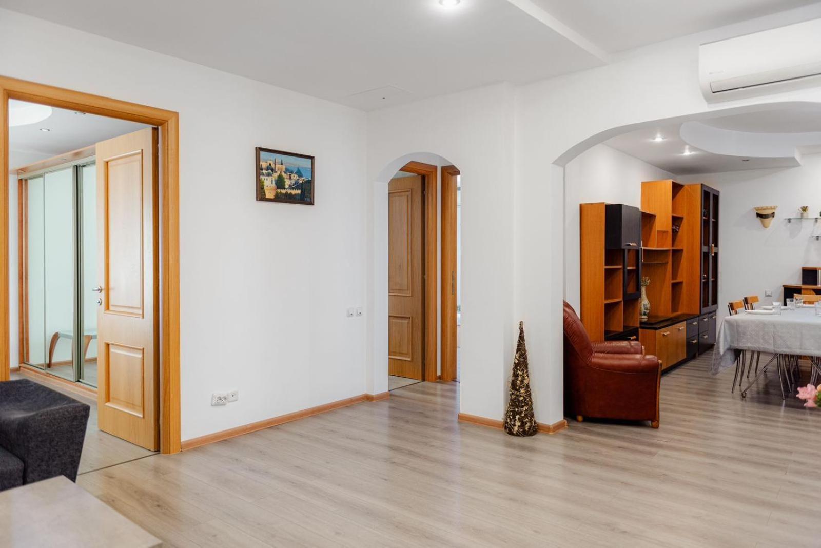 Heart Of Downtown 3 Rooms Apartment Self Check In Bucureşti Ngoại thất bức ảnh