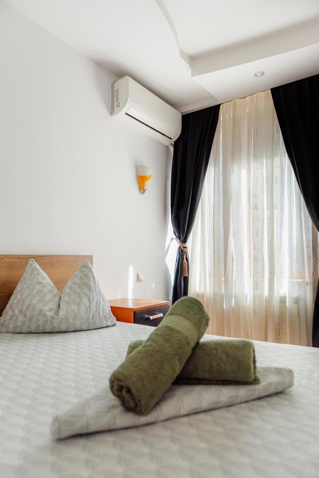 Heart Of Downtown 3 Rooms Apartment Self Check In Bucureşti Ngoại thất bức ảnh